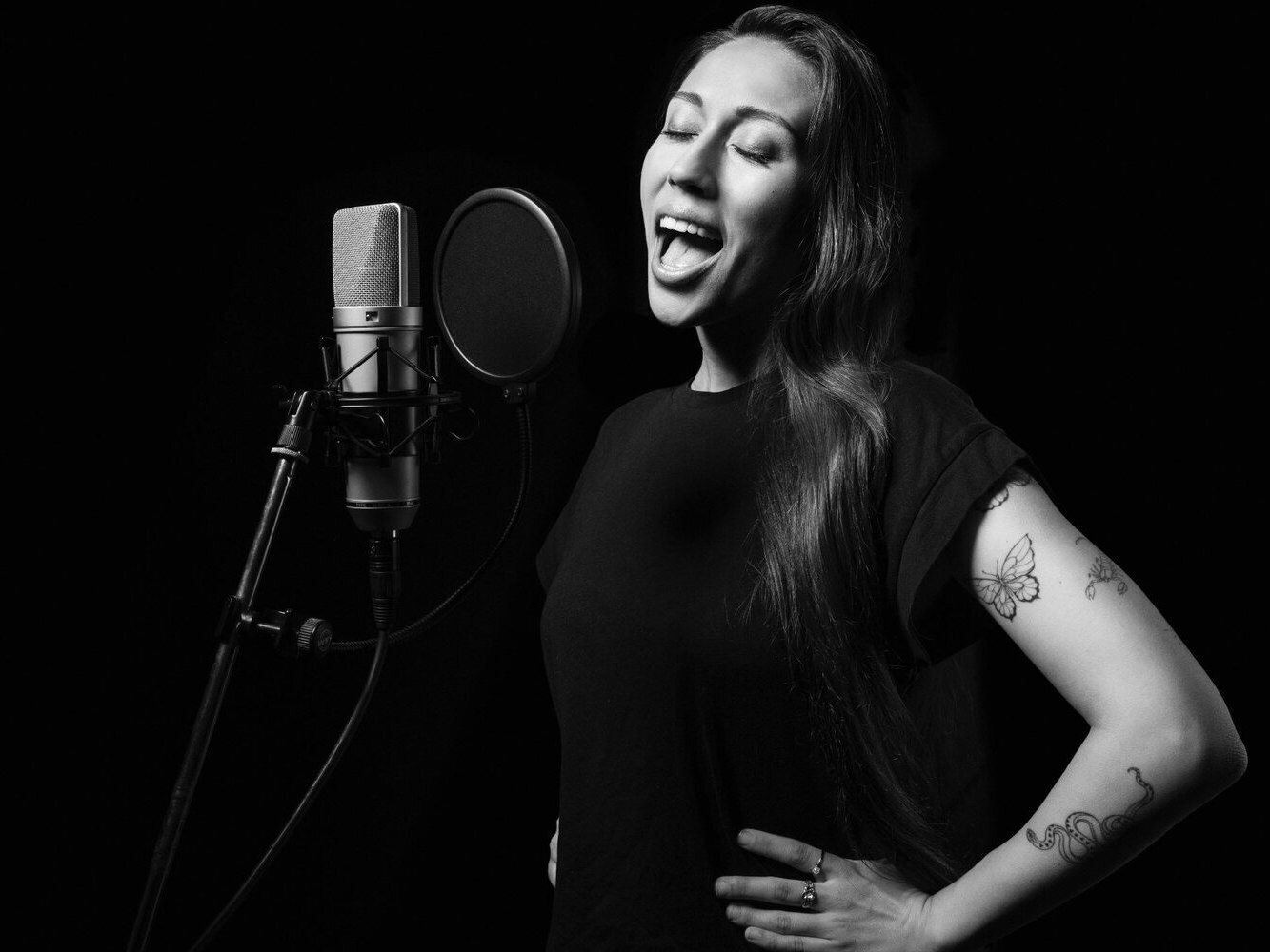 What are the main difficulties beginners face when learning to sing?